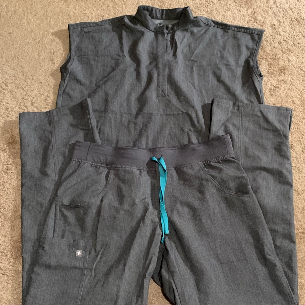 NWOT FIGS Women’s Scrub Set Top & Bottoms